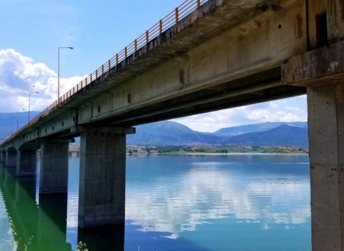 Ηλίας Κάτανας: Συνεχίζεται ο πρόχειρος χειρισμός της περιφερειακής αρχής για την Υψηλή Γέφυρα Σερβίων της Λίμνης Πολυφύτου.