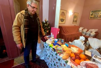 Προϊόντα για το γιορτινό τραπέζι για 100 οικογένειες της Κοζάνης από τον Φιλοπρόοδο Σύλλογο. Για όγδοη συνεχή χρονιά συνεχίζεται η φιλανθρωπική δράση του Συλλόγου