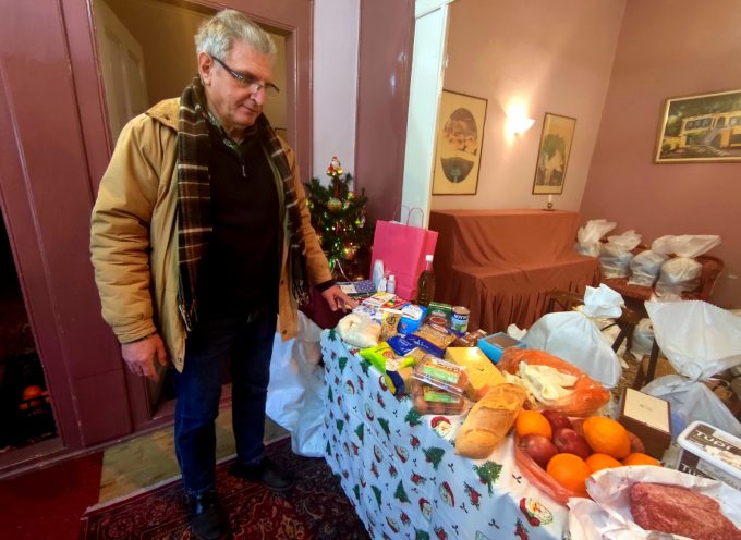 Προϊόντα για το γιορτινό τραπέζι για 100 οικογένειες της Κοζάνης από τον Φιλοπρόοδο Σύλλογο. Για όγδοη συνεχή χρονιά συνεχίζεται η φιλανθρωπική δράση του Συλλόγου
