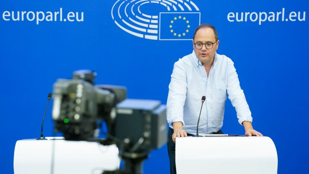 Ο εισηγήτης Cesar Luena (Ισπανία, Σοσιαλδημοκράτες) κατά την διάρκεια της συνέντευξης τύπου το μεσημέρι της Τετάρτης 12 Ιουλίου στο Στρασβούργο