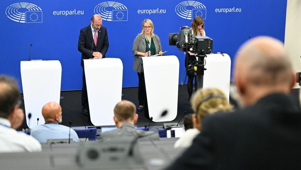 Ο επικεφαλής του Ευρωπαϊκού Λαϊκού Κόμματος Μάνφρεντ Βέμπερ κατά την διάρκεια της συνέντευξης τύπου για το θέμα το μεσημέρι της Τετάρτης στην Στρασβούργο